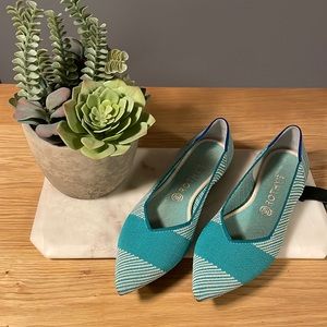 RARE LIMITED EDITION Rothys! Teal Stripe Point in size 11.5